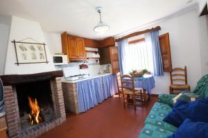 sala de estar con chimenea, sofá y mesa en Al Agia - Los Molinos de Padul, en El Padul 40 fotos más