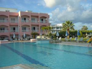 Bazén v ubytovaní Rhodian Rose Hotel alebo v jeho blízkosti