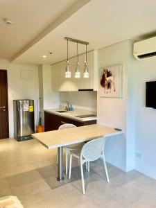 Η κουζίνα ή μικρή κουζίνα στο Tambuli Resort - Fully furnished premium studio