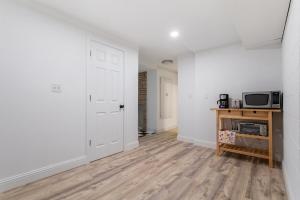 Η κουζίνα ή μικρή κουζίνα στο Pet friendly 1br with huge yard
