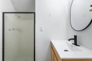 Ένα μπάνιο στο Pet friendly 1br with huge yard +30 φωτογραφίες