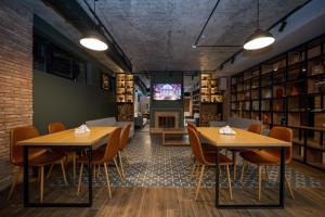 un restaurant avec deux tables et chaises et une télévision dans l'établissement Gоderdzi Twins Hotel, à Goderdzi