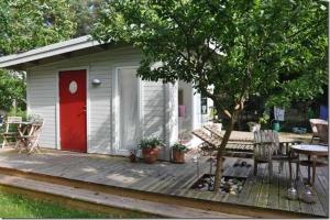 奧胡斯的住宿－B&B Åvägen，红色的门,桌子和树的房子
