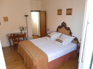 ヴェネツィアにあるカーサ ミーアのベッドルーム1室(大型ベッド1台、テーブル、デスク付)