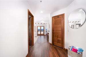 Galeriebild der Unterkunft NEW! Premium Ocean Views, Corner Condo with Fireplace and Golf Cart in Avalon