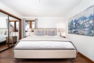 Ein Bett oder Betten in einem Zimmer der Unterkunft NEW! Premium Ocean Views, Corner Condo with Fireplace and Golf Cart