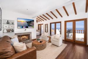 Ein Sitzbereich in der Unterkunft NEW! Premium Ocean Views, Corner Condo with Fireplace and Golf Cart