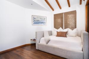 Ein Bett oder Betten in einem Zimmer der Unterkunft NEW! Premium Ocean Views, Corner Condo with Fireplace and Golf Cart