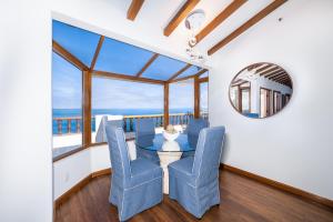 Ein Sitzbereich in der Unterkunft NEW! Premium Ocean Views, Corner Condo with Fireplace and Golf Cart