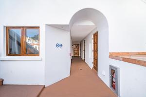 Galeriebild der Unterkunft NEW! Premium Ocean Views, Corner Condo with Fireplace and Golf Cart in Avalon