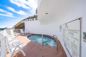 Ein Balkon oder eine Terrasse in der Unterkunft NEW! Premium Ocean Views, Corner Condo with Fireplace and Golf Cart