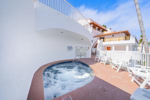 Der Swimmingpool an oder in der Nähe von NEW! Premium Ocean Views, Corner Condo with Fireplace and Golf Cart