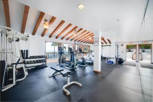 Das Fitnesscenter und/oder die Fitnesseinrichtungen in der Unterkunft NEW! Premium Ocean Views, Corner Condo with Fireplace and Golf Cart