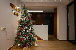 un arbre de Noël dans le couloir d'un bureau dans l'établissement Gоderdzi Twins Hotel, à Goderdzi