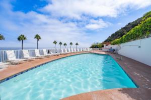 Der Swimmingpool an oder in der Nähe von NEW! Premium Ocean Views, Corner Condo with Fireplace and Golf Cart