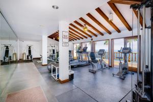 Das Fitnesscenter und/oder die Fitnesseinrichtungen in der Unterkunft NEW! Premium Ocean Views, Corner Condo with Fireplace and Golf Cart