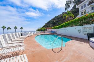 Der Swimmingpool an oder in der Nähe von NEW! Premium Ocean Views, Corner Condo with Fireplace and Golf Cart