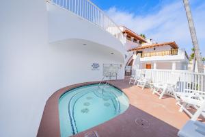 Der Swimmingpool an oder in der Nähe von NEW! Premium Ocean Views, Corner Condo with Fireplace and Golf Cart