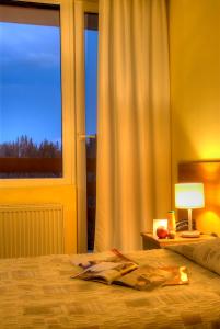 En eller flere senge i et værelse på Hotel Prespa + 40 billeder