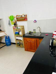une cuisine avec un évier et un plan de travail dans l'établissement Madiha home staying, à Matara