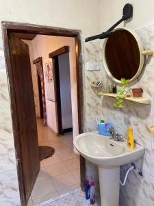 une salle de bain avec un lavabo et un miroir au mur dans l'établissement Madiha home staying, à Matara 14 autres photos