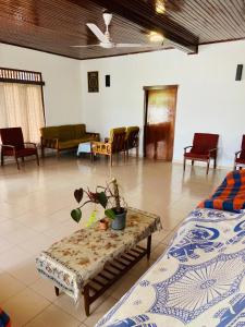 une chambre avec deux lits, une table et des chaises dans l'établissement Madiha home staying, à Matara