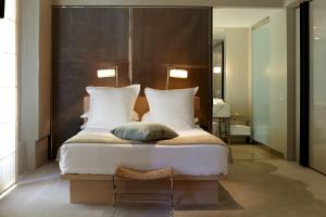 1 cama grande con almohadas blancas y 1 silla en una habitación en Establishment Hotel en Sídney