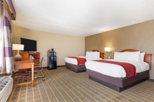 a hotel room with two beds and a desk at Comfort Inn University Center in Fairfax