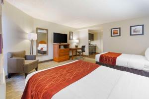 a hotel room with a bed and a desk at Comfort Inn University Center in Fairfax
