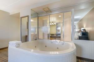 a large white bath tub in a bathroom at Comfort Inn University Center in Fairfax