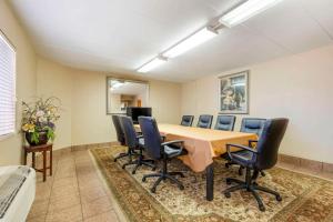 an office with a conference room with a table and chairs at Comfort Inn University Center in Fairfax