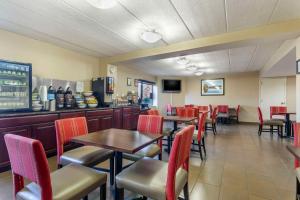 a restaurant with tables and chairs and a counter at Comfort Inn University Center in Fairfax