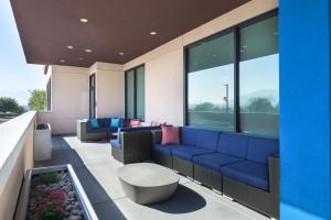 Posezení v ubytování Tru by Hilton Norco Eastvale