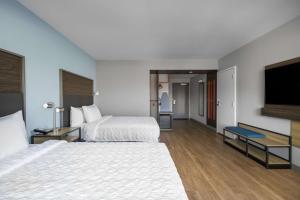 Postel nebo postele na pokoji v ubytování Tru by Hilton Norco Eastvale