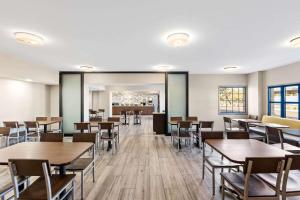 Restaurace v ubytování Days Inn & Suites by Wyndham Mesa Near Phoenix