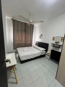 Un dormitorio pequeño con una cama y una ventana. en Dieyra Homestay, en Kuala Terengganu 8 fotos más