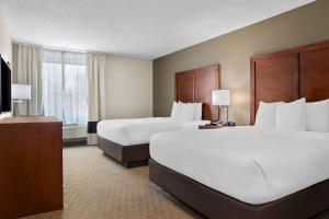 テイラーにあるComfort Inn & Suitesのベッド2台とテレビがあるホテルの部屋 +37枚の写真