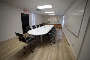 Konferenční prostory v ubytování Beautiful Cozy corner view room with private parking close to Caltech convention Center