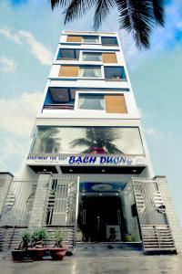 Un palazzo alto e bianco con un cartello di caduta di Bach Duong Apartment a Nha Trang