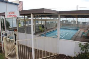Bazén v ubytování Burnie Ocean View Motel and Caravan Park nebo v jeho okolí