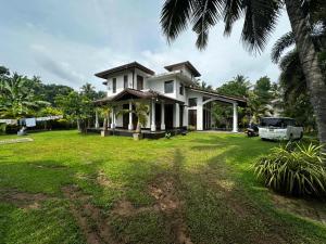 a house with a car parked in the yard at Curve Hiri in Dickwella