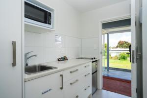 Kuchyň nebo kuchyňský kout v ubytování Yates Park Motel
