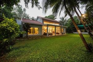 Zahrada ubytování Banyan Tree Pool Villa at Surya River Thane