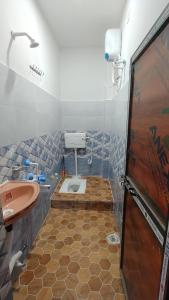 un bagno con un water e un lavandino di Hotel M P Anand Palace a Gaya