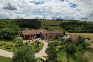 an aerial view of a house in a field at Gîte La Maison Mélomane 10 personnes in Saussens
