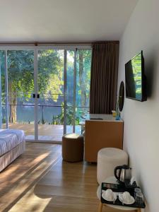 TV a/nebo společenská místnost v ubytování Chong khaep aingkwai resort Saiyok