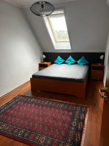 Ένα ή περισσότερα κρεβάτια σε δωμάτιο στο Salt Hill Apartman No 19