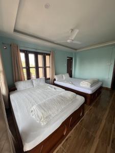 Postelja oz. postelje v sobi nastanitve Sauraha Guest House