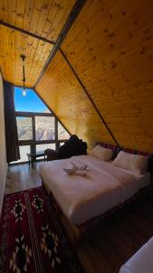 Postel nebo postele na pokoji v ubytování Dana luxury huts
