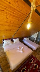 Postel nebo postele na pokoji v ubytování Dana luxury huts